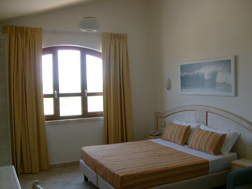 Hotel Raffael Phg Putzu Idu Pokoj fotografie