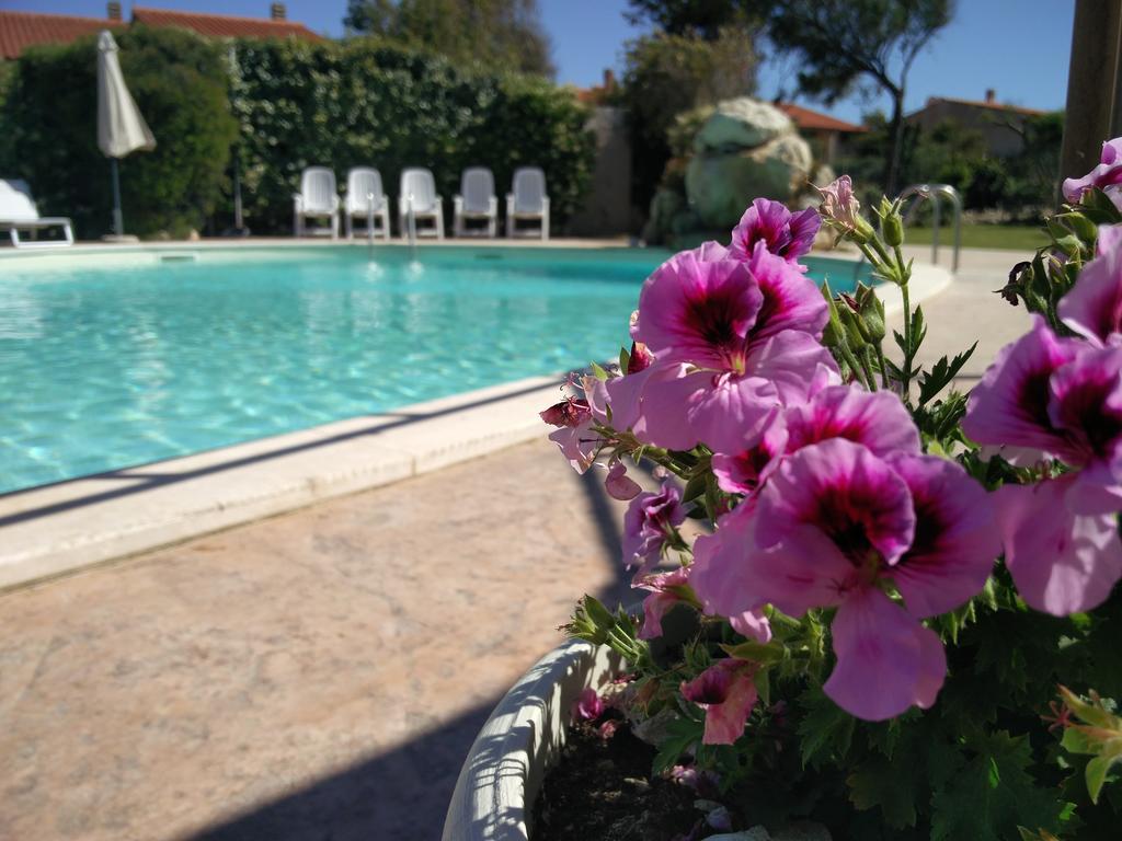 Hotel Raffael Phg Putzu Idu Exteriér fotografie