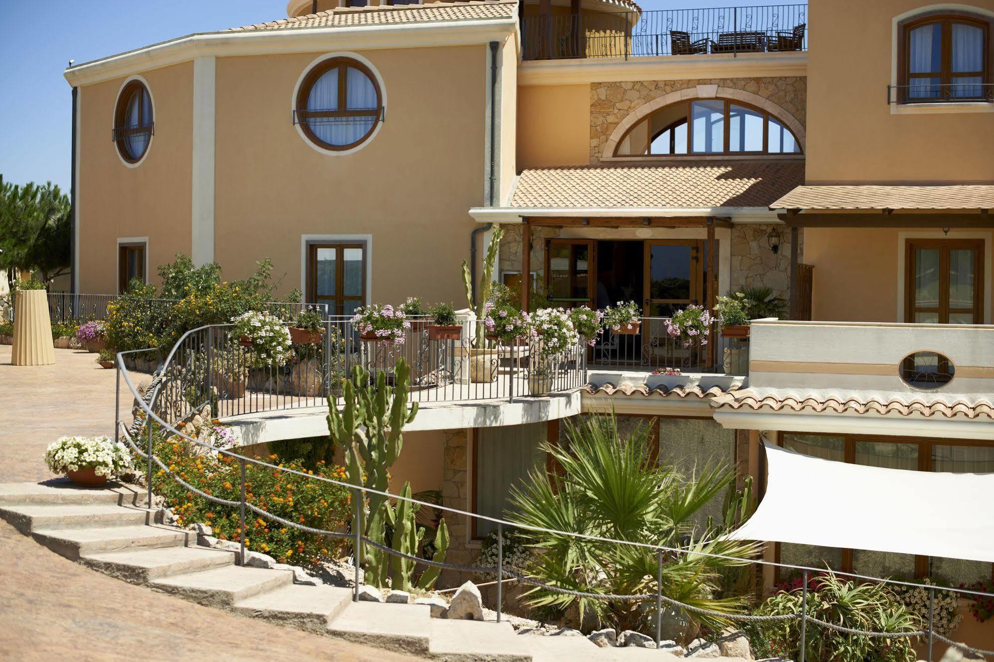 Hotel Raffael Phg Putzu Idu Exteriér fotografie