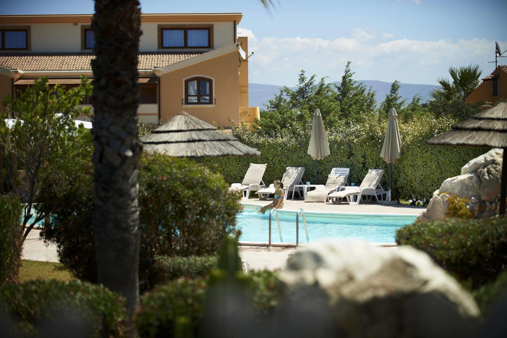 Hotel Raffael Phg Putzu Idu Exteriér fotografie