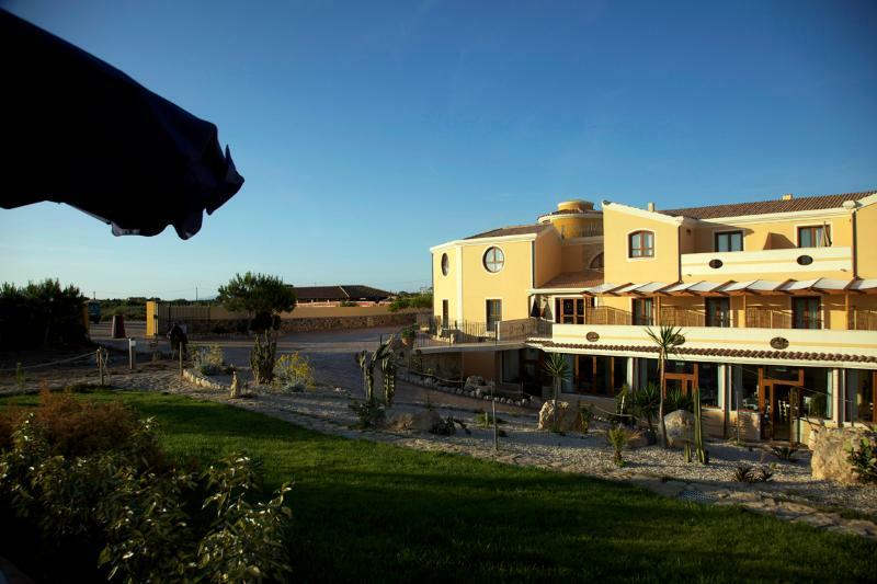 Hotel Raffael Phg Putzu Idu Exteriér fotografie